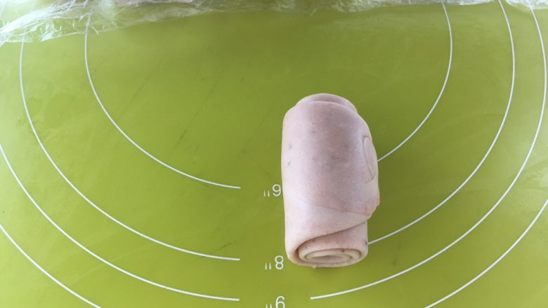 桃花酥,之后卷起来,盖保鲜膜继续松弛15分钟