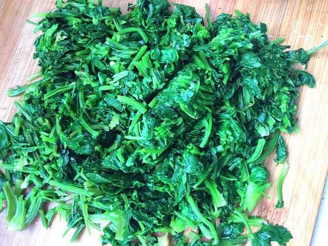 芹菜肉包子,过凉水,挤干水分切断备用