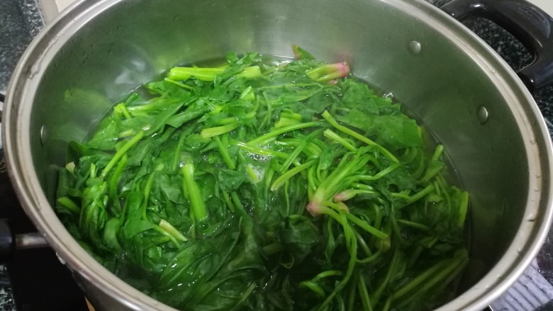 漂亮的翡翠白菜饺子,水开后焯水一下,去除草酸