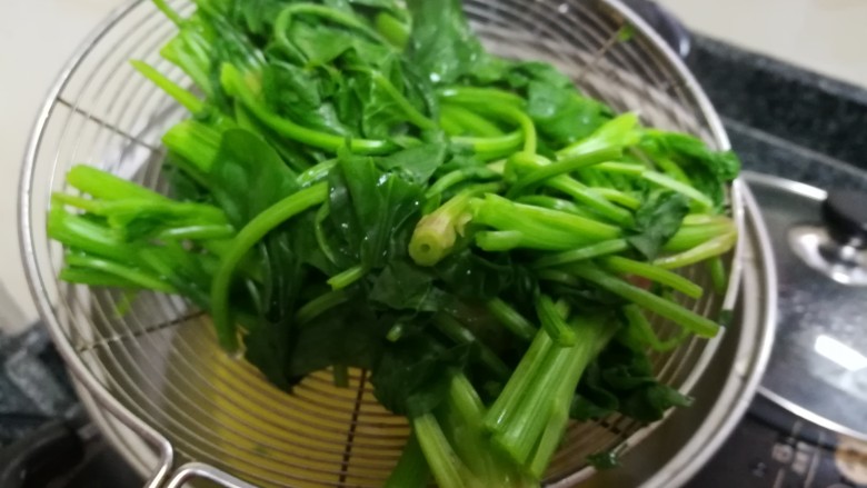 漂亮的翡翠白菜饺子,捞起控干