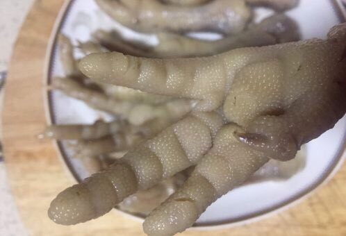 川味双椒麻辣泡凤爪,水开后十分钟即可捞起,用纯净冲洗