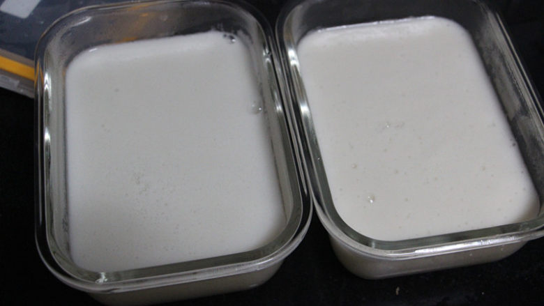 豆浆机版猪皮冻,打好的猪皮浆装入保鲜盒,晾凉后盖上盖子放冰箱冷藏两小时以上至凝固。