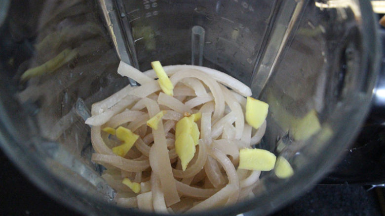 豆浆机版猪皮冻,把姜片和猪皮一起放入豆浆机,我用的破壁机,打出来的很细腻。