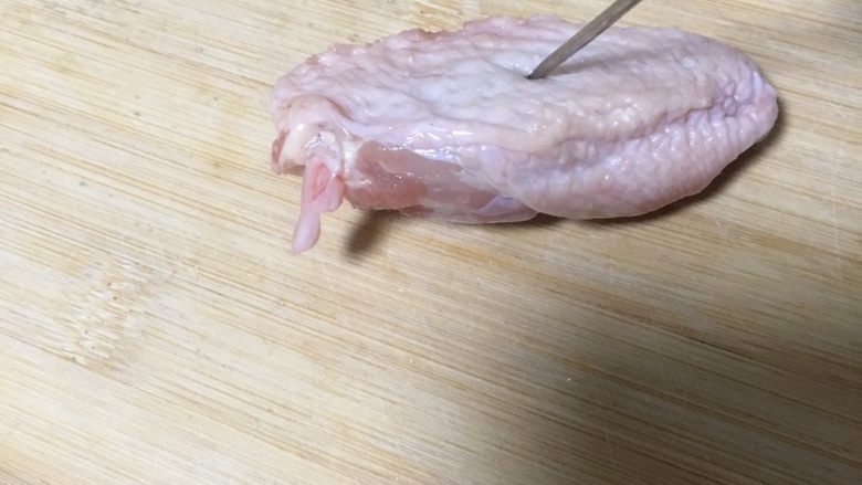 奥尔良烤鸡翅,在鸡翅两面轧孔,轧孔可以让调料入味,也能防止表皮烤爆裂,