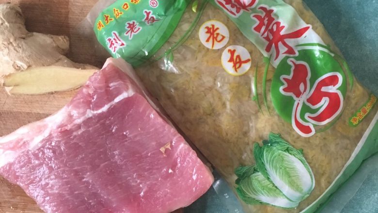 酸菜白肉,锅里放凉水,放入五花肉,葱,姜,蒜,花椒,八角
