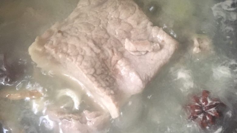 酸菜白肉,大火烧开后撇净浮沫,转中火炖煮20-30分钟