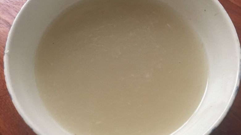 酸菜白肉,肉捞出晾凉,煮肉的汤滤净待用