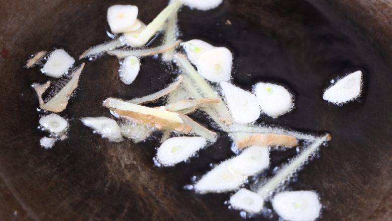 辣椒炒小虾,锅内放适量的色拉油,放入姜丝,蒜片炒出香味