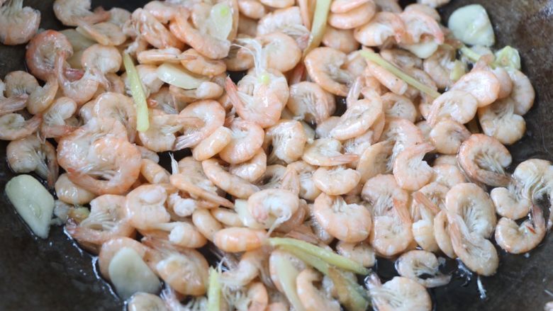 辣椒炒小虾,倒入河虾翻炒均匀;