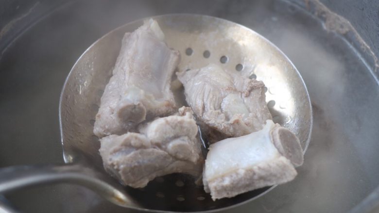 山药排骨汤,捞出后再次清洗几次,备用;