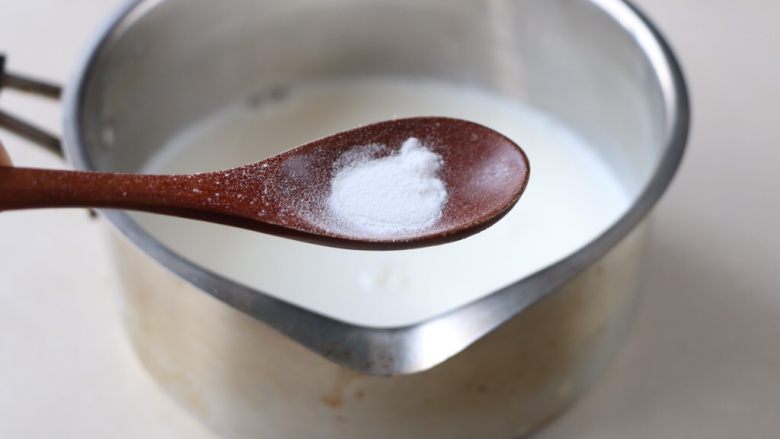 自制宝宝酸奶,温热后即可离火,菌粉倒入勺子里,