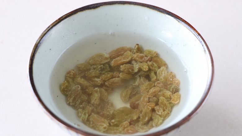 自制宝宝酸奶,<a style='color:red;display:inline-block;' href='/shicai/ 603'>葡萄干</a>开水浸泡洗净;