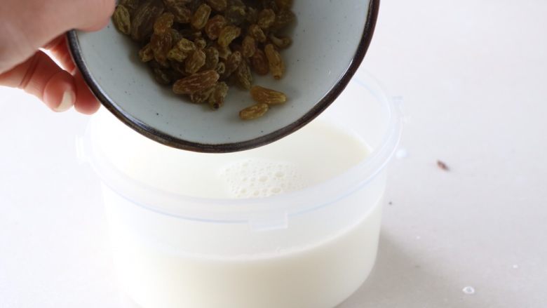 自制宝宝酸奶,加入适量的葡萄干;葡萄干提前用开水浸泡洗净;