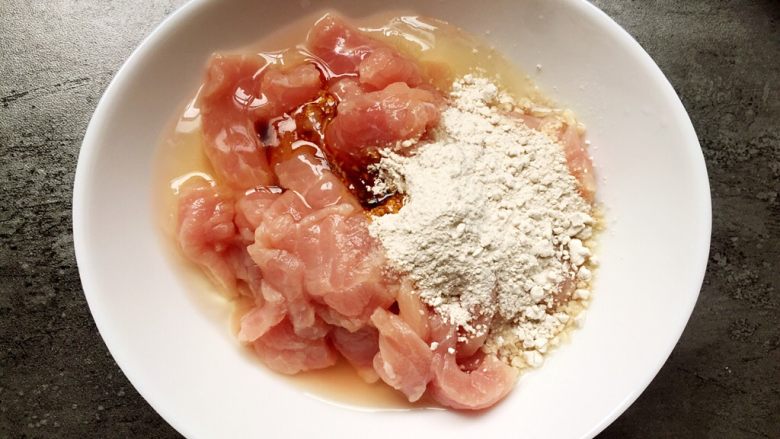 水煮肉片,瘦肉切片切片放入碗中,加入一个蛋清,一勺淀粉,适量生抽拌匀。