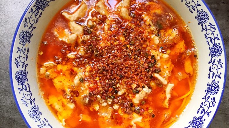 水煮肉片,将热油浇在辣椒花椒面上面,听见滋滋的声音。