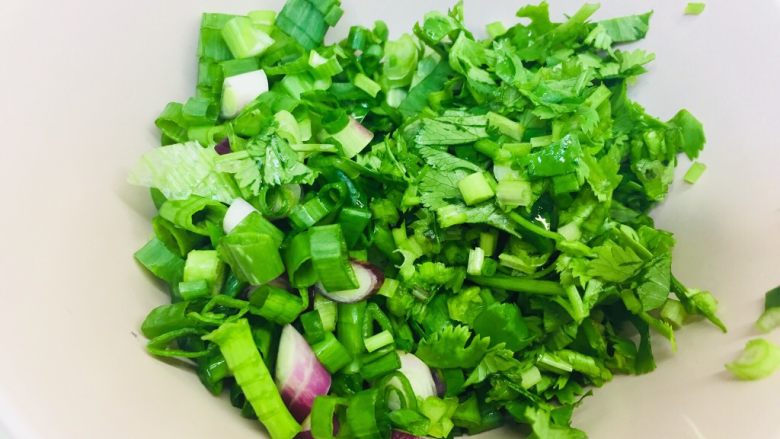 麻辣馄饨,葱花和香菜