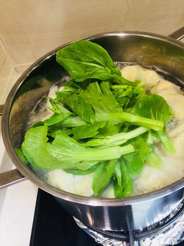 麻辣馄饨,水开了加馄饨。没拍照。然后注意轻微翻动，不要粘锅底了。然后馄饨差不多好的时候下蔬菜。蔬菜很快就好了，最后加。