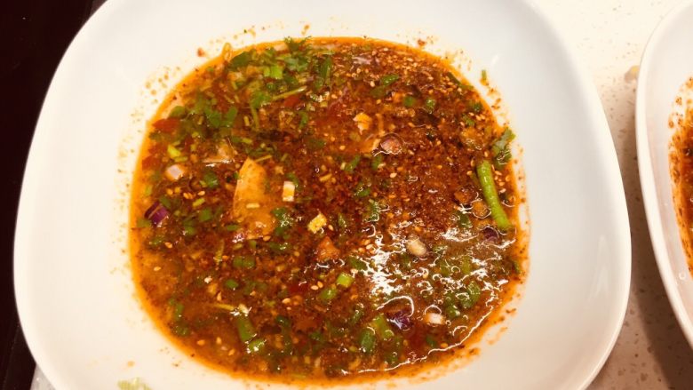 麻辣馄饨,馄饨好关火。这边舀两勺汤冲一下刚才佐料。