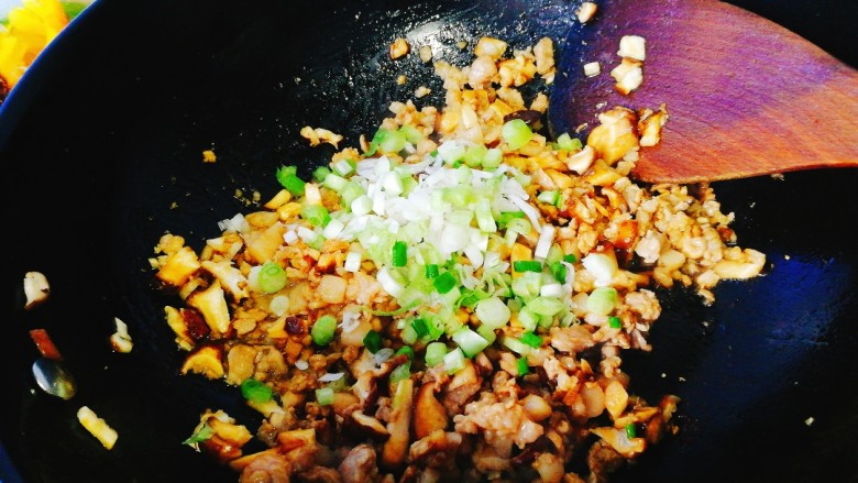 早餐+肉馅土豆饼,加入葱白末,翻炒均匀