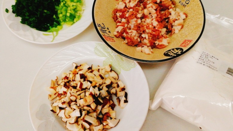 早餐+肉馅土豆饼,准备好食材,<a style='color:red;display:inline-block;' href='/shicai/ 230'>香菇</a>加少量盐腌制下,用手挤出水份