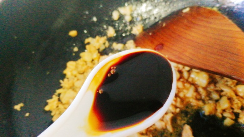 早餐+肉馅土豆饼,<a style='color:red;display:inline-block;' href='/shicai/ 788'>生抽</a>,翻炒均匀