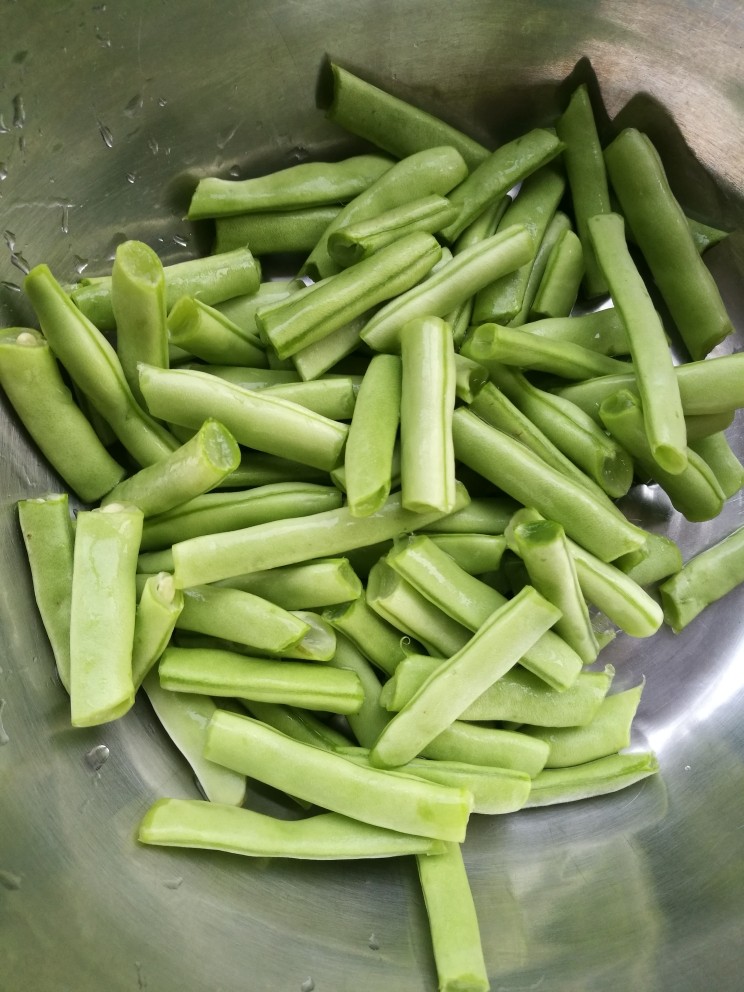 豆角焖面,<a style='color:red;display:inline-block;' href='/shicai/ 3639'>豆角</a>洗干净切段备用。
