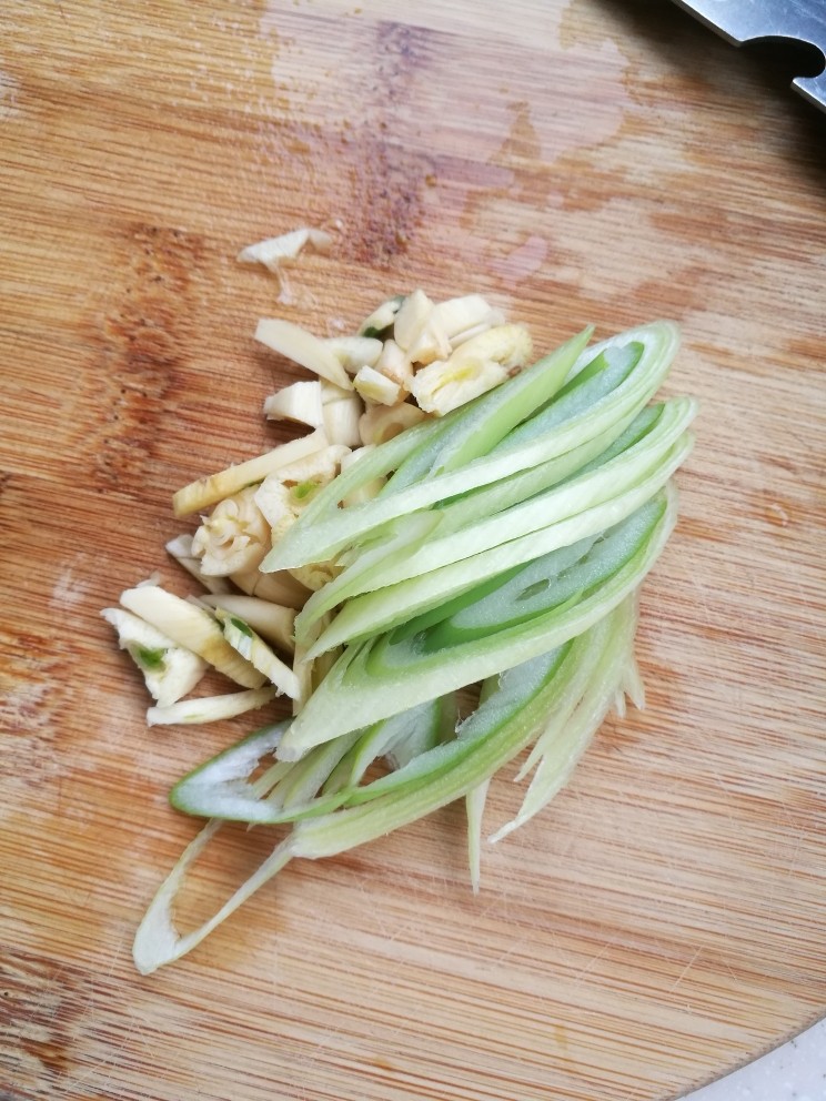 豆角焖面,<a style='color:red;display:inline-block;' href='/shicai/ 3250'>葱</a>蒜也切好备用
