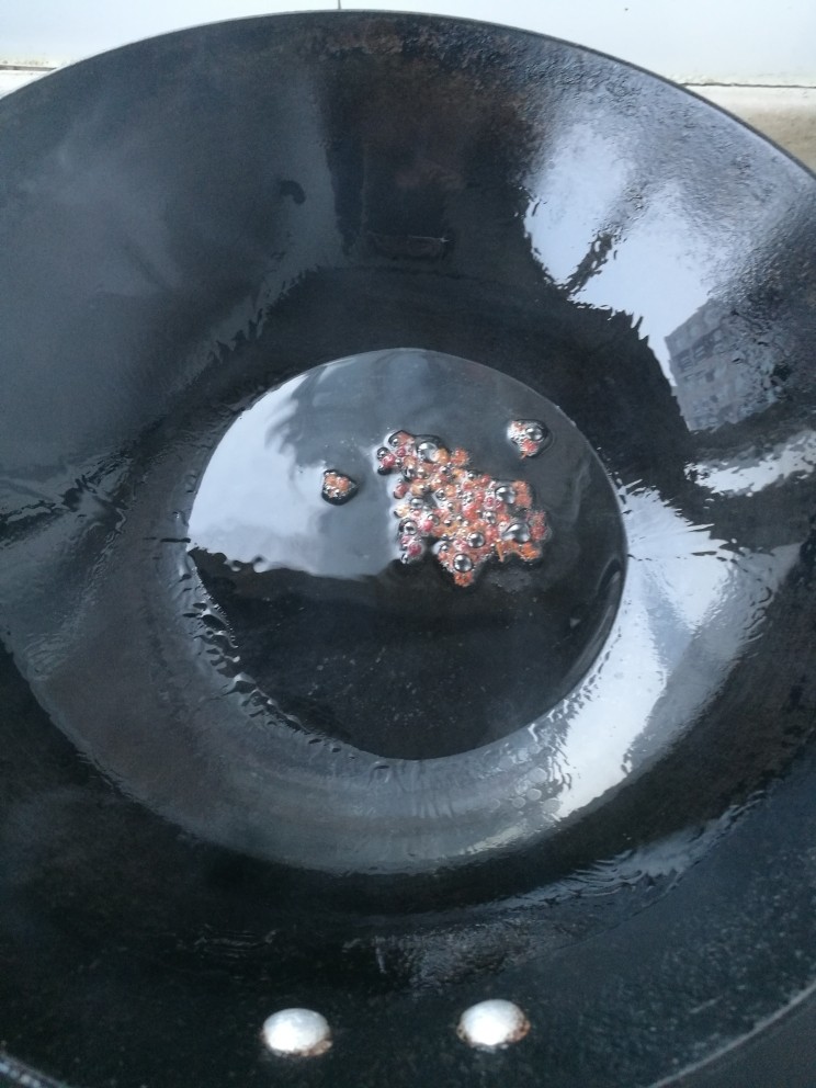 豆角焖面,锅里放入<a style='color:red;display:inline-block;' href='/shicai/ 700'>花椒</a>爆香。