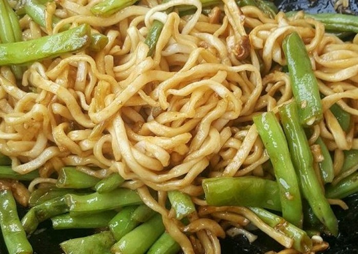 豆角焖面,改中火盖盖子开始闷。大概15分钟左右汤收干净就可以了。出锅时可以放点生蒜沫。味道更好。我家孩子不喜欢我没有放。