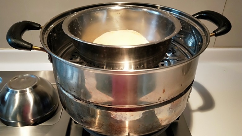 快手自制油条,蒸锅放入适量水烧热,把合好的面团连盆一起放入蒸锅,盖上盖子发酵,40分钟后马上起发起。