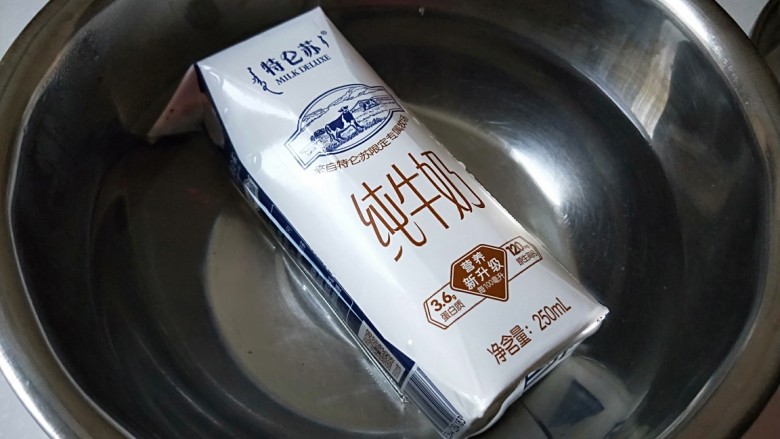 快手自制油条,纯<a style='color:red;display:inline-block;' href='/shicai/ 219'>牛奶</a>一盒,要想起的快就用一百度的开水泡5分钟在用。