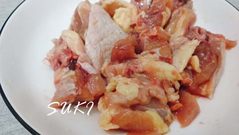 黄焖鸡米饭,将鸡肉斩件;
放入料酒,酱油,耗油,盐,白胡椒粉搅拌均匀,腌制半小时