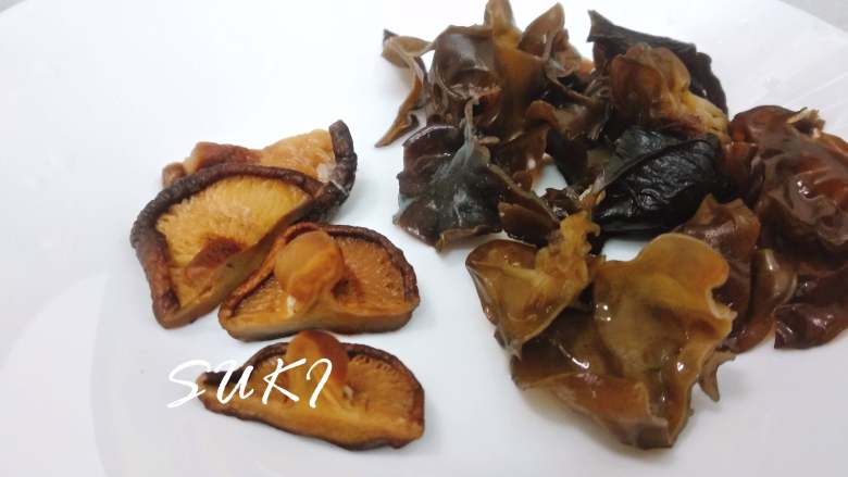 黄焖鸡米饭,<a style='color:red;display:inline-block;' href='/shicai/ 118129'>干木耳</a>和香菇提前泡发半小时,切块