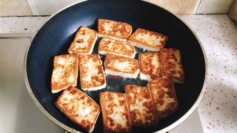 家常香煎豆腐块,煎至两面金黄,出锅备用