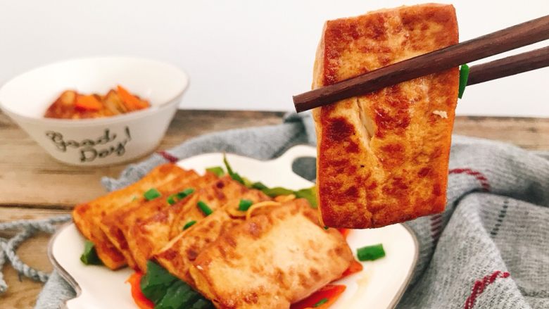 家常香煎豆腐块,配上米饭,开吃!很香的,超爱这样做着吃!