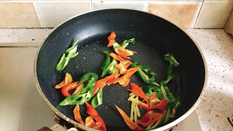 家常香煎豆腐块,再加入辣椒,翻炒下下