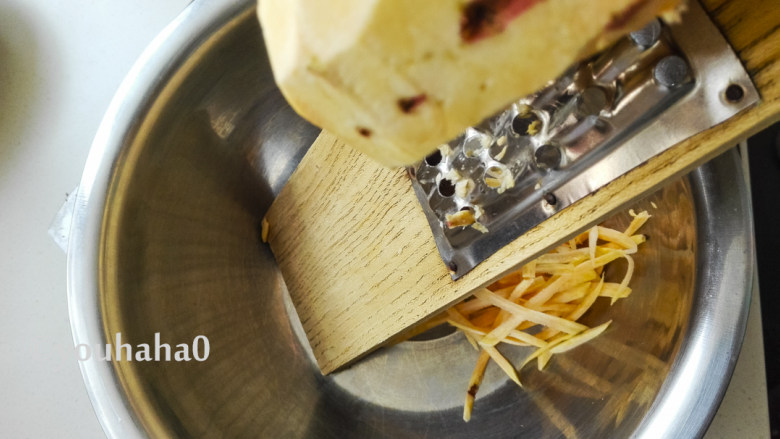 红薯丝粥,用擦床把红薯(地瓜)擦成丝,用刀切也可以。