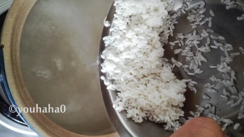 红薯丝粥,砂锅放入足量的水先烧开,水开后放入泡好的大米。
