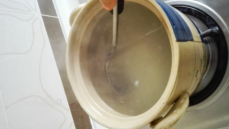 红薯丝粥,用饭勺搅拌几下,以免大米沾锅底。