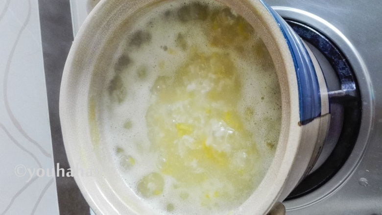 红薯丝粥,煮好的粥非常浓稠,表面有厚厚的一层米油。