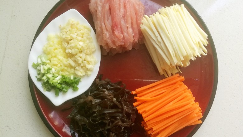 鱼香肉丝#,冬笋,胡萝卜去皮后切丝,里脊肉和<a style='color:red;display:inline-block;' href='/shicai/ 136'>黑木耳</a>切丝,葱姜蒜切未备用。
