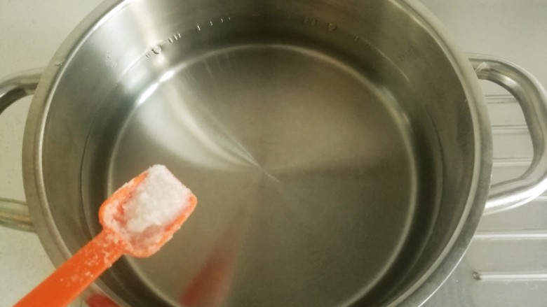 鱼香肉丝#,锅中放水,放入一小勺盐。