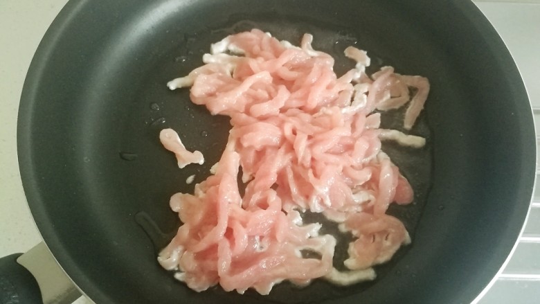 鱼香肉丝#,锅中放油烧热,倒入里脊肉。