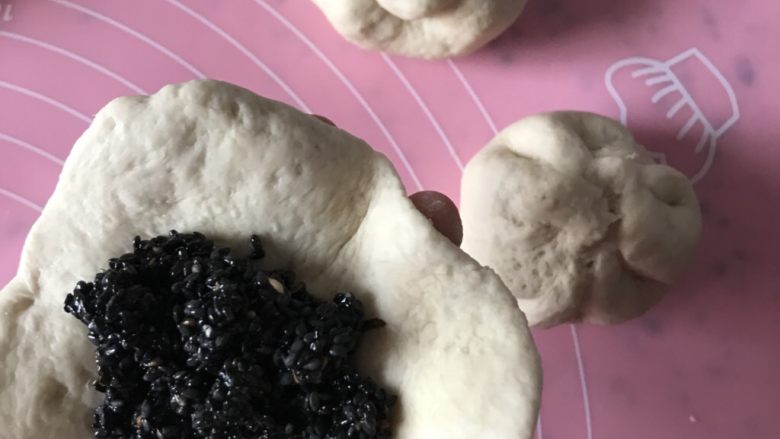 芝麻蜂蜜包,第二张 圆形包子 馅料放中间 边角捏起来