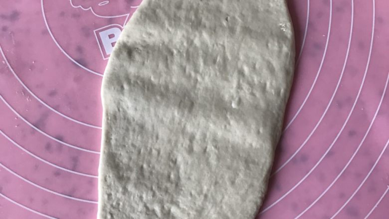 芝麻蜂蜜包,包子皮擀开椭圆形