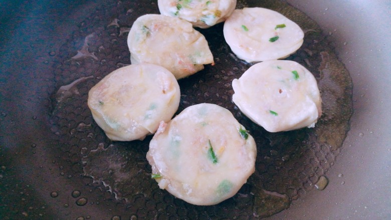 快手菜之简化版葱油饼,翻面,继续中小火煎制,不停晃动平底锅