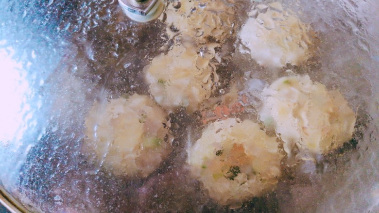 快手菜之简化版葱油饼,加入一碗水至没过葱油饼1/3处,加盖改大火烧开,改中火至水快烧干,翻面继续煎至两面微黄,期间不停晃动平底锅。