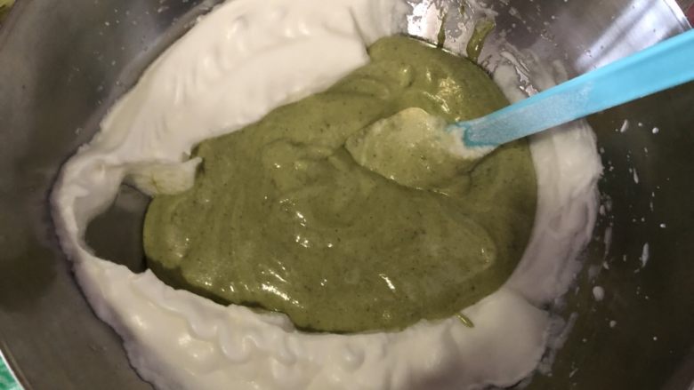 蜜豆抹茶戚风蛋糕,面糊倒入蛋白霜空白处,不要直接倒在蛋白霜上,翻拌