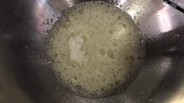 蜜豆抹茶戚风蛋糕,蛋白打发,打至大鱼眼泡时加1/3糖继续搅打