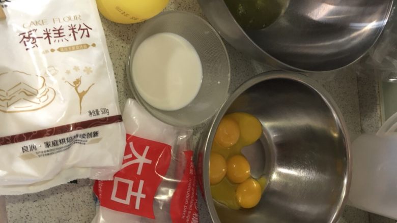 蜜豆抹茶戚风蛋糕,准备材料:蛋清分离到无油无水的干净大盆内